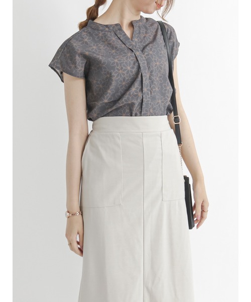 Te chichi TERRASSE(テチチテラス)の「花柄刺繍風プリントブラウス(シャツ/ブラウス・レディース・オフホワイト/モカ/チャコール・フリ-)」の3枚目の写真