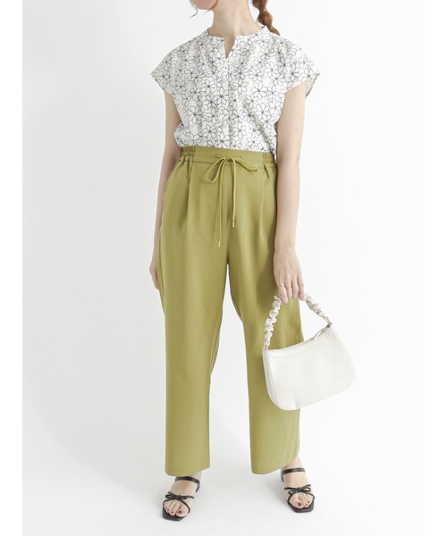 Te chichi TERRASSE(テチチテラス)の「花柄刺繍風プリントブラウス(シャツ/ブラウス・レディース・オフホワイト/モカ/チャコール・フリ-)」の6枚目の写真