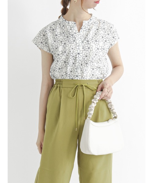 Te chichi TERRASSE(テチチテラス)の「花柄刺繍風プリントブラウス(シャツ/ブラウス・レディース・オフホワイト/モカ/チャコール・フリ-)」の7枚目の写真