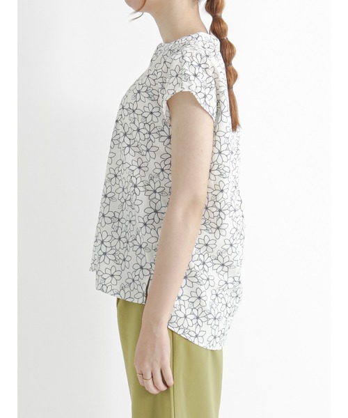 Te chichi TERRASSE(テチチテラス)の「花柄刺繍風プリントブラウス(シャツ/ブラウス・レディース・オフホワイト/モカ/チャコール・フリ-)」の8枚目の写真