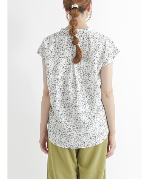 Te chichi TERRASSE(テチチテラス)の「花柄刺繍風プリントブラウス(シャツ/ブラウス・レディース・オフホワイト/モカ/チャコール・フリ-)」の9枚目の写真