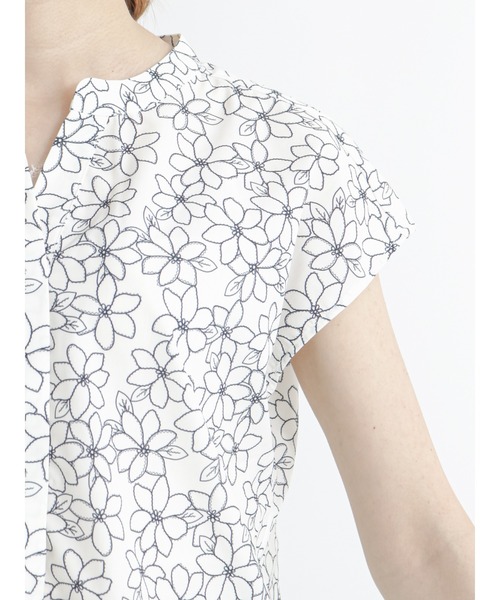 Te chichi TERRASSE(テチチテラス)の「花柄刺繍風プリントブラウス(シャツ/ブラウス・レディース・オフホワイト/モカ/チャコール・フリ-)」の11枚目の写真