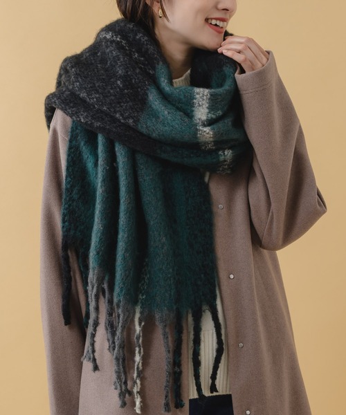 KATHARINE ROSS（キャサリンロス）の「【KATHARINE ROSS】もこもこビッグチェックマフラー（マフラー・レディース・ベージュ/ブラック・MEDIUM）」の2枚目の写真