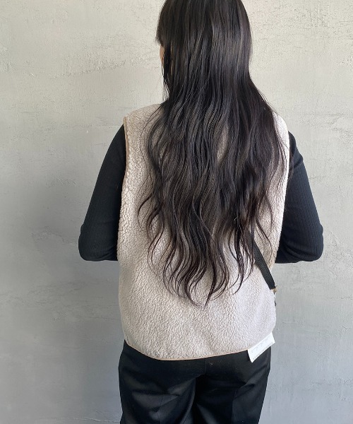 Vincent et Mireille（バンソンエミレイユ）の「[Vincent et Mireille/ヴァンソン エ ミレイユ] ノーカラー ボアフリースベスト（ベスト・レディース・アイボリー/ブラック/ブラウン・36）」の8枚目の写真