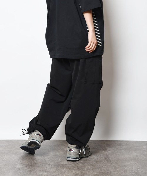 SUPERTHANKS(スーパーサンクス)の「無地 ワイド カーゴパンツ(ユニセックス)CARGO PANTS(カーゴパンツ・メンズ・ブラック/グレイッシュベージュ・M/L/S)」の2枚目の写真