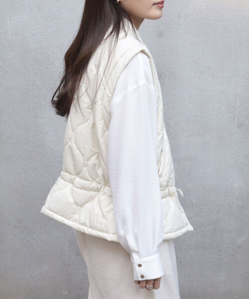 fredy emue（フレディエミュ）の「【fredyemueフレディエミュ】キルティングベスト（ダウンベスト・レディース・アイボリー/ピンク/ブラック・38）」の9枚目の写真