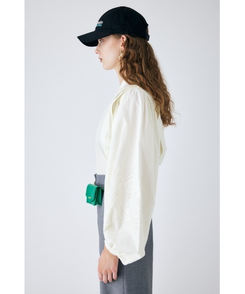 MOUSSY(マウジー)の「EYELET TUCK ブラウス(シャツ/ブラウス・レディース・ブルー/オフホワイト/ブラック・FREE)」の5枚目の写真