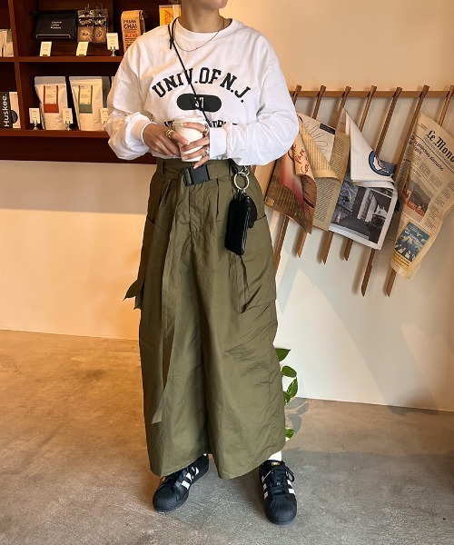 ISOOK(アイスー)の「Belted cargo skirt / ベルトカーゴスカート(mako select)(スカート・レディース・ブラック/カーキ・FREE)」の2枚目の写真