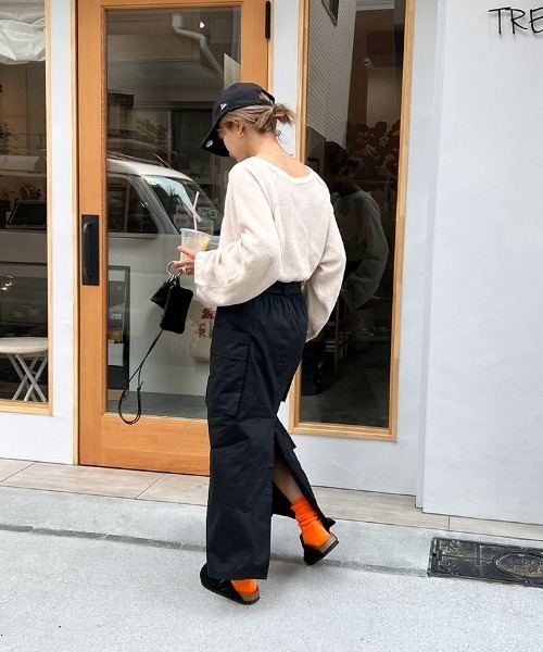 ISOOK(アイスー)の「Belted cargo skirt / ベルトカーゴスカート(mako select)(スカート・レディース・ブラック/カーキ・FREE)」の3枚目の写真