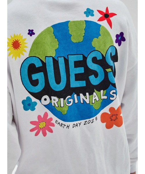 Guess(ゲス)の「GUESS Originals Earth Day Floral Crewneck トップス スウェット(スウェット・メンズ・ホワイト・SMALL/MEDIUM/LARGE/X-LARGE)」の6枚目の写真