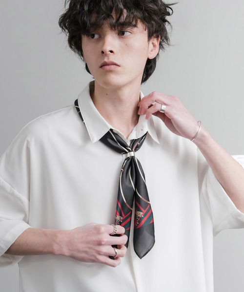 Rocky Monroe(ロッキーモンロー)の「新色追加 スカーフリング付き 大判サイズ総柄スカーフ(バンダナ/スカーフ・メンズ・ダークグリーン/ブラック/レッド系/ホワイト/レッド/ダークネイビー/ネイビー/イエロー/ブラック系/ダークブルー/ベージュ/グレー/パープル/グリーン/ブルー/ブルー系その他/ブラック系1/グリーン系/ネイビー系/ブルー系/ネイビー系1/オレンジ系/ライトグレー/ブラウン/ブラック系3/ブルー系3/ミント/イエロー系/オレンジ/ブルー系1/オレンジ系1/ベビーピンク/ホワイト系/グレイッシュベージュ/レッド系1/ブラウン系/ホワイト系1/グリーン系1/ネイビー系2/ブラック系2/ブルー系2・FREE)」の5枚目の写真