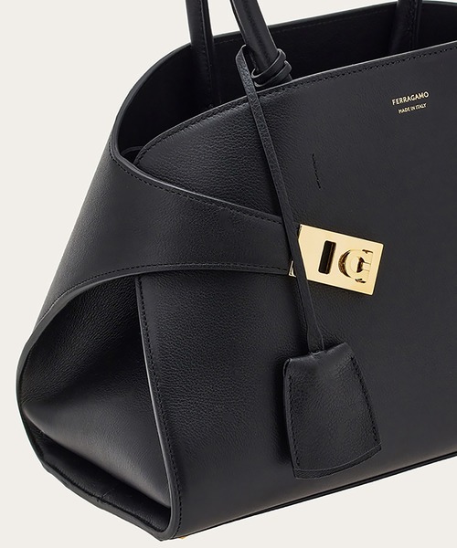 FERRAGAMO（フェラガモ）の「Hug ハンドバッグ(スモール)（ハンドバッグ・レディース・ブラック・ONE SIZE）」の7枚目の写真