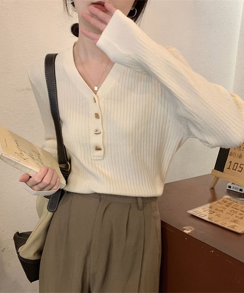 MAISON DE THERESE(メゾン ド テレーズ)の「Vネックボダン付きニット長袖Tシャツ(ニット/セーター・レディース・アイボリー/カーキ/ブラック/ベージュ・M)」の9枚目の写真