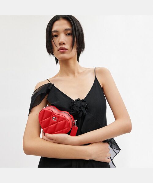 COACH（コーチ）の「ハート クロスボディ 14・ピロー キルティング