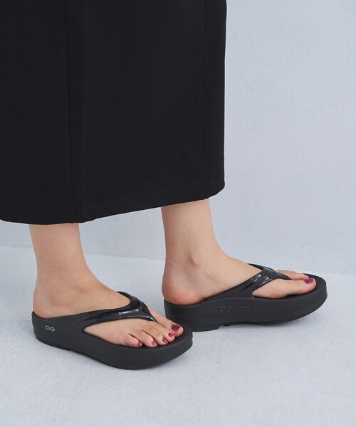 OOFOS（ウーフォス）の「＜OOFOS＞ OOmega サンダル（サンダル・レディース・ブラック/ベージュ・23/24/25）」の6枚目の写真