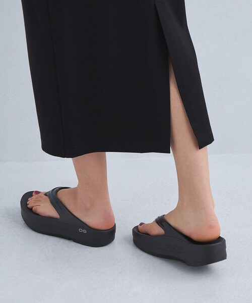 OOFOS（ウーフォス）の「＜OOFOS＞ OOmega サンダル（サンダル・レディース・ブラック/ベージュ・23/24/25）」の5枚目の写真