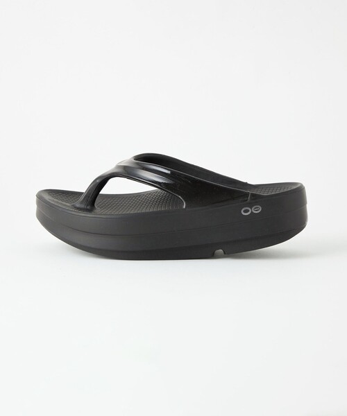 OOFOS（ウーフォス）の「＜OOFOS＞ OOmega サンダル（サンダル・レディース・ブラック/ベージュ・23/24/25）」の4枚目の写真