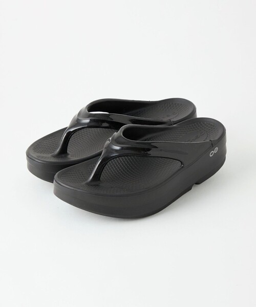 OOFOS（ウーフォス）の「＜OOFOS＞ OOmega サンダル（サンダル・レディース・ブラック/ベージュ・23/24/25）」の3枚目の写真