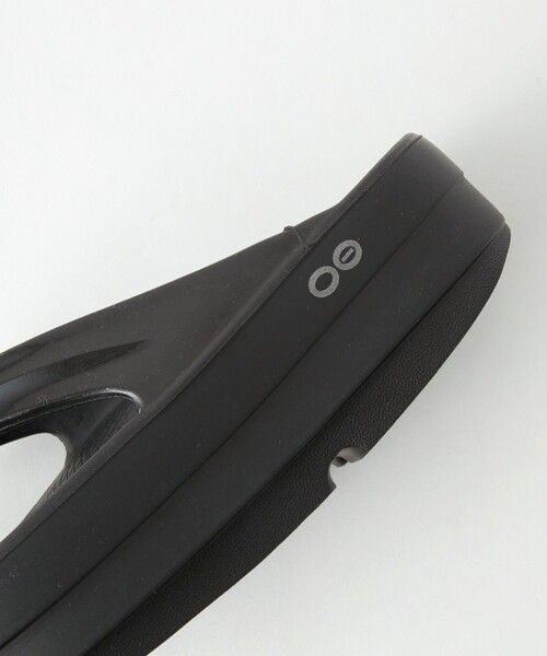 OOFOS（ウーフォス）の「＜OOFOS＞ OOmega サンダル（サンダル・レディース・ブラック/ベージュ・23/24/25）」の13枚目の写真