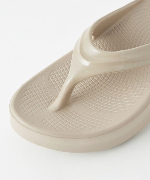 OOFOS（ウーフォス）の「＜OOFOS＞ OOmega サンダル（サンダル・レディース・ブラック/ベージュ・23/24/25）」の10枚目の写真