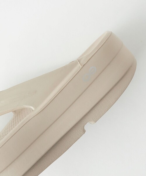 OOFOS（ウーフォス）の「＜OOFOS＞ OOmega サンダル（サンダル・レディース・ブラック/ベージュ・23/24/25）」の9枚目の写真