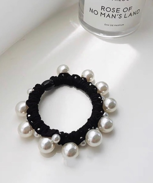 E&C closet…（イーアンドシークローゼット）の「【半額セール延長中】＼ZOZOTOWヘアゴム人気ランキング第1位獲得商品／ランダムパールヘアゴム（ヘアゴム・レディース・ブラック・FREE）」の13枚目の写真