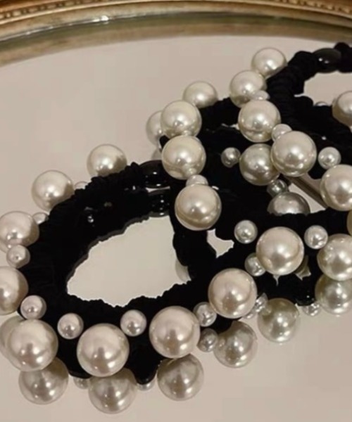 E&C closet…（イーアンドシークローゼット）の「【半額セール延長中】＼ZOZOTOWヘアゴム人気ランキング第1位獲得商品／ランダムパールヘアゴム（ヘアゴム・レディース・ブラック・FREE）」の2枚目の写真