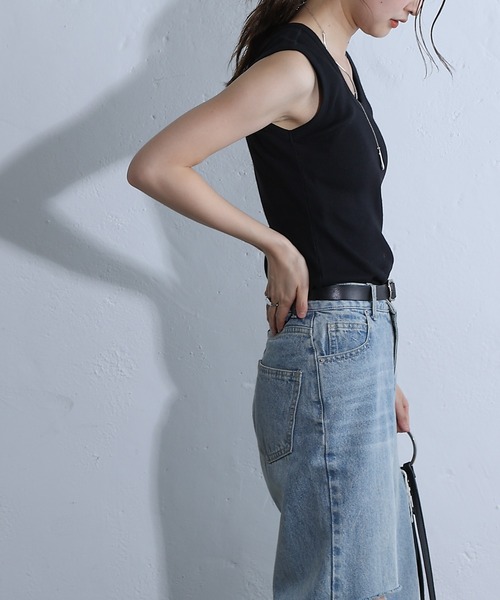 COLONY 2139（コロニートゥーワンスリーナイン）の「テレコUネックノースリーブ（タンクトップ・レディース・ライトグレー/ブラック/オフホワイト・SMALL/MEDIUM）」の15枚目の写真