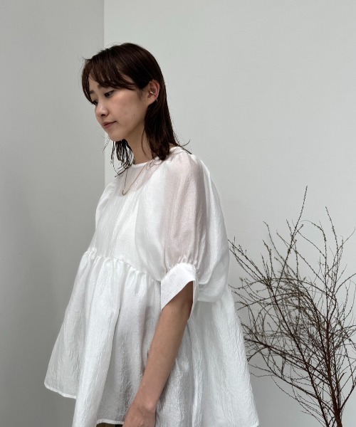 y/m(イム)の「シアーワッシャーペプラムトップス(シャツ/ブラウス・レディース・ブラック/オフホワイト・FREE)」の1枚目の写真