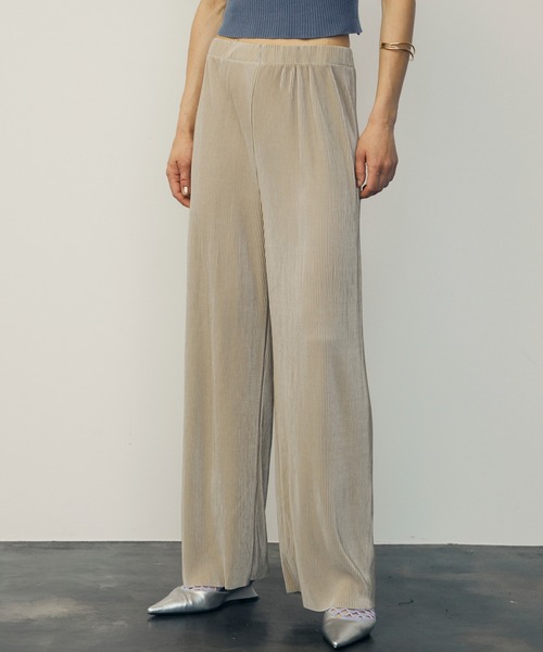 uyu.（ウユ）の「Pleated Loose Wide Slacks / プリーツルーズワイドスラックス【uyu./ウユ】（スラックス・レディース・ピンク/ブラック/アイボリー/ブルー・FREE）」の2枚目の写真