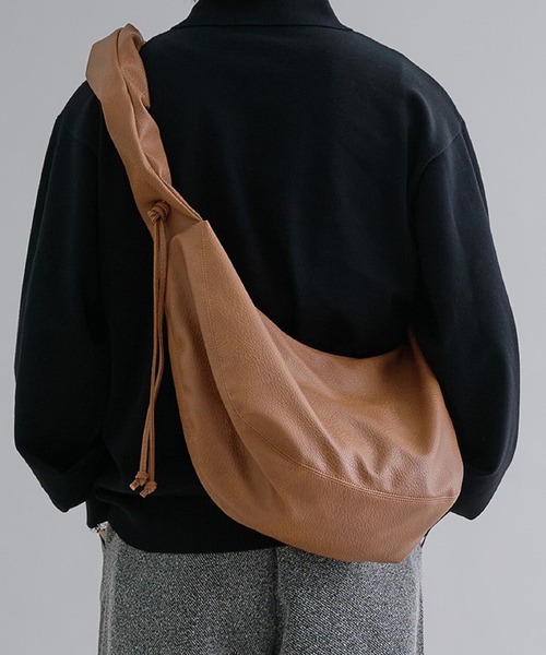 epnok(エプノック)の「シャーリングショルダーBAG(ショルダーバッグ・メンズ・レッド/ブラック/キャメル/ダークブラウン・ONE SIZE)」の3枚目の写真