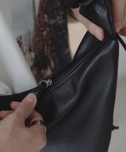 epnok(エプノック)の「シャーリングショルダーBAG(ショルダーバッグ・メンズ・レッド/ブラック/キャメル/ダークブラウン・ONE SIZE)」の8枚目の写真