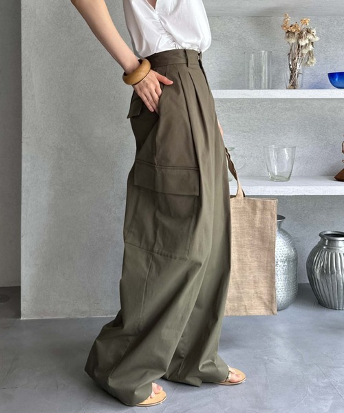 Doux archives(ドゥアルシーヴ)の「ワイドカーゴパンツ(カーゴパンツ・レディース・カーキ/オフホワイト・MEDIUM/LARGE)」の2枚目の写真