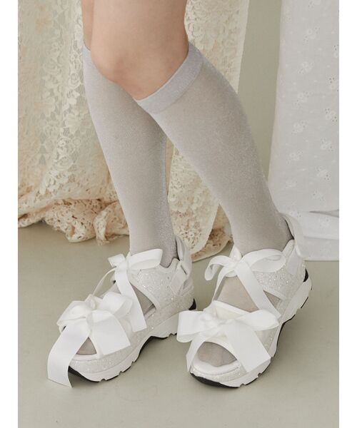 merry jenny(メリージェニー)の「glitterリボンスニーカーサンダル(サンダル・レディース・アイボリー/ブラック・LARGE/MEDIUM/SMALL)」の11枚目の写真