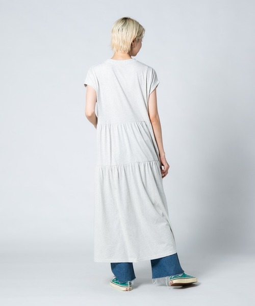 JEANS MATE（ジーンズメイト）の「【UNDER WRAPS/アンダーラップス】ティアードノースリーブマキシワンピース（ワンピース・レディース・アイボリー/ブラック/ホワイト・MEDIUM/LARGE）」の19枚目の写真