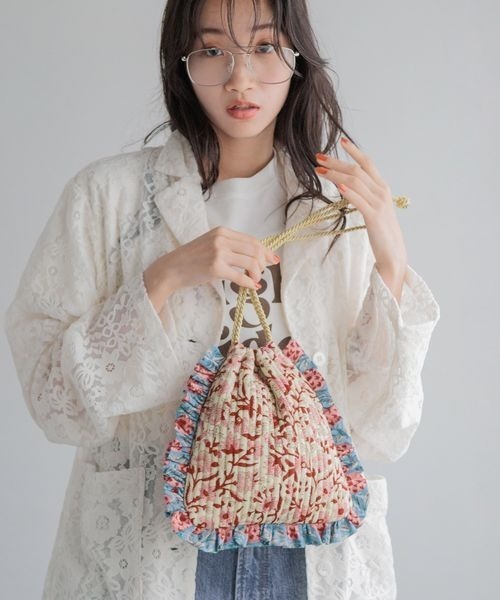 LOWRYS FARM（ローリーズファーム）の「フラワーフリルキンチャクＢＡＧ　133001（ハンドバッグ・レディース・アイボリー/ピンク・FREE）」の2枚目の写真