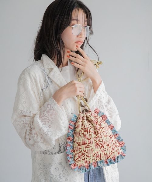 LOWRYS FARM（ローリーズファーム）の「フラワーフリルキンチャクＢＡＧ　133001（ハンドバッグ・レディース・アイボリー/ピンク・FREE）」の3枚目の写真