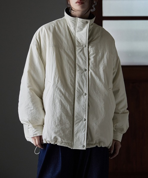etoll.(エトル)の「バイカラースタンドネックパフブルゾン(ブルゾン・レディース・アイボリー/ブラック/グリーン・M)」の20枚目の写真
