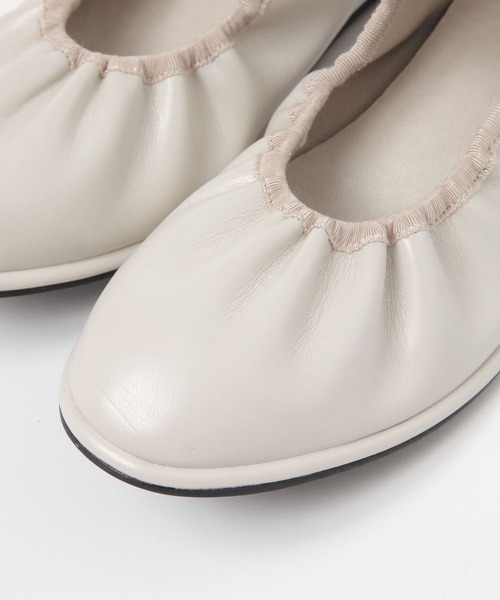 studio CLIP（スタディオクリップ）の「軽らくギャザーパンプス（パンプス・レディース・アイボリー/ブラック・MEDIUM/LARGE）」の13枚目の写真