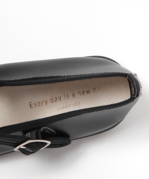 studio CLIP（スタディオクリップ）の「軽らくギャザーパンプス（パンプス・レディース・アイボリー/ブラック・MEDIUM/LARGE）」の15枚目の写真