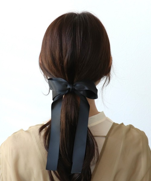 Three Four Time(スリーフォータイム)の「サテンリボンヘアカフ(ヘアゴム・レディース・ブラック/ベージュ・FREE)」の2枚目の写真