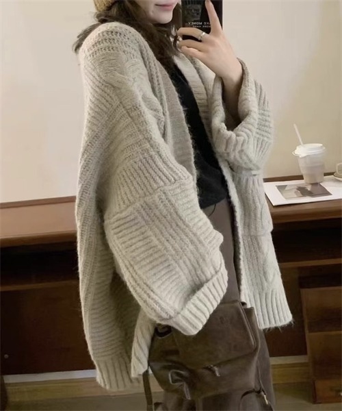FREE STYLISTS(フリー スタイリスト)の「ゆったりサイズ 粗めの編地 ケーブルニットカーディガン(カーディガン/ボレロ・レディース・ベージュ/ブラウン・FREE)」の9枚目の写真