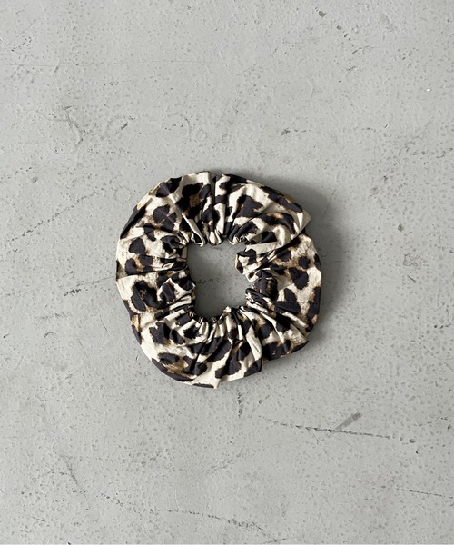 GANNI(ガニー)の「GANNI Printed Cotton Scrunchie(シュシュ・レディース・レオパード・ONE SIZE)」の4枚目の写真
