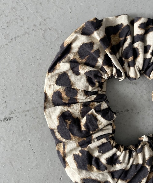GANNI(ガニー)の「GANNI Printed Cotton Scrunchie(シュシュ・レディース・レオパード・ONE SIZE)」の3枚目の写真