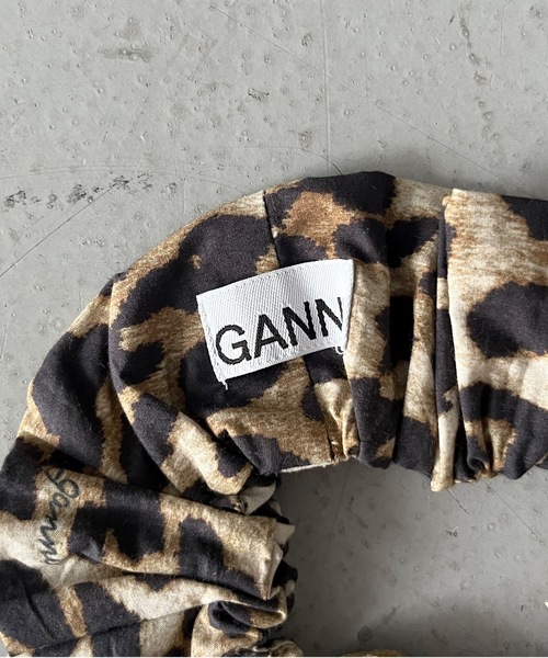 GANNI(ガニー)の「GANNI Printed Cotton Scrunchie(シュシュ・レディース・レオパード・ONE SIZE)」の2枚目の写真