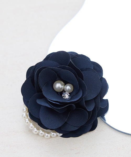 ROPE' PICNIC（ロペピクニック）の「パール×サテンフラワーコサージュ（ブローチ/コサージュ・レディース・ベージュ系その他/ネイビー・FREE）」の2枚目の写真