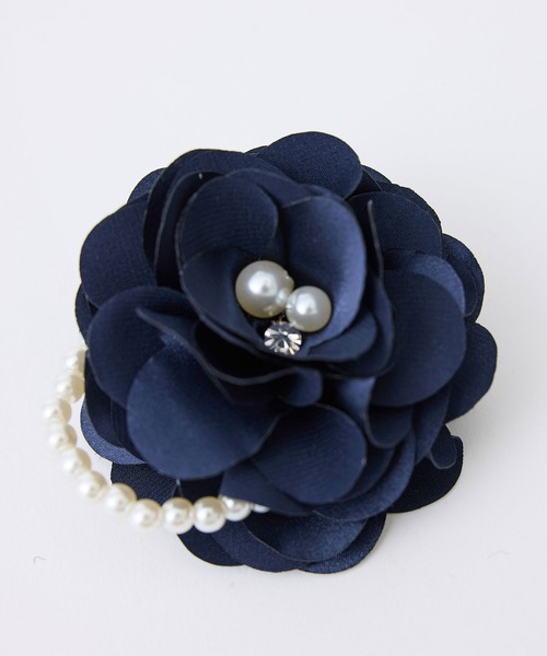 ROPE' PICNIC（ロペピクニック）の「パール×サテンフラワーコサージュ（ブローチ/コサージュ・レディース・ベージュ系その他/ネイビー・FREE）」の4枚目の写真