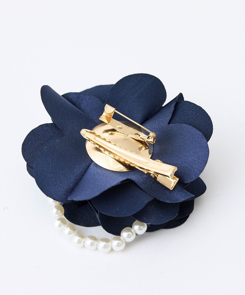ROPE' PICNIC（ロペピクニック）の「パール×サテンフラワーコサージュ（ブローチ/コサージュ・レディース・ベージュ系その他/ネイビー・FREE）」の6枚目の写真