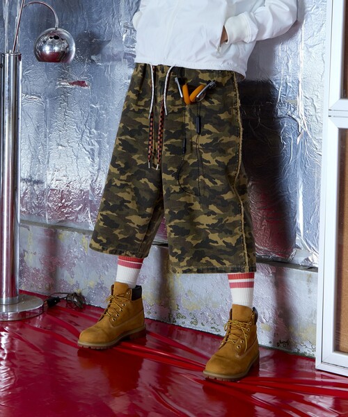 FREAK'S STORE(フリークスストア)の「NAUTICA JEANS CO./ノーティカジーンズ スタッズデニム 8分丈パンツ/クロップドデニム(デニムパンツ・レディース・カモフラージュ/サックスブルー・フリ-)」の2枚目の写真