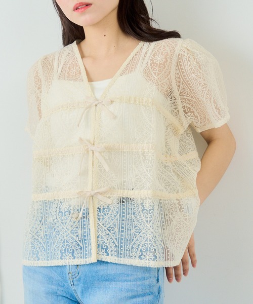MAGASIN DE MODE Chou Chou(マガジンデモードシュシュ)の「【MAGASIN DE MODE Chou Chou】レースシャーリングブラウス DTK※(シャツ/ブラウス・レディース・ブルー/アイボリー/ブラック・FREE)」の2枚目の写真
